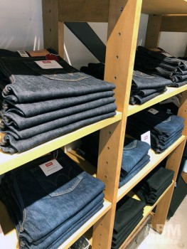 「EDWIN MINAMI HORIE」店内。 強みのボトムスを中心に品揃えする
