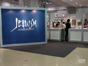 「Denim×Designer Collaboration」と題したJ日本ジーンズ協議会のブースはコラボレーションスタイルを中心に注目を集めた