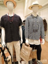 アーバンリサーチ(メンズ)は ブルー系と白でまとめた フレンチテイストのワークスタイルを提案。