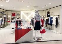 「23区GOLF」。 百貨店のショップインショップを中心に展開する
