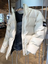“構造タンパク質”素材を 表地に採用した アウトドアジャケット「MOON PARKA」