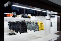 デサントはコロナ禍で在庫が増加。 今期は10店程の直営店展開を計画する (写真は「デサント ブラン」)