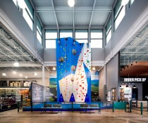 新しいコンセプトストア「DICK’S House of Sport」。 店内に設けたロッククライミングの壁(リリースから抜粋)