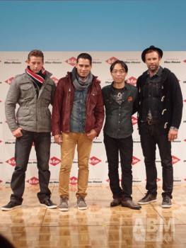 舟橋浩司代表取締役社長（左から3人目）は 「Lee Cooper」のロックテイストが 幅広い層にマッチすることを自らアピール