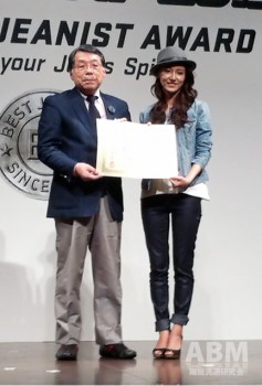 貝原理事長と富田千晴さん（一般新人賞）