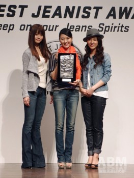 ベストジーニスト・一般新人部門の受賞者（左から） 準グランプリの小出友華さん、 グランプリの本多麻衣さん、 アーティスト賞の富田千晴さん