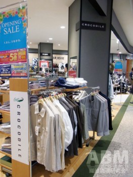 3階「イオン」の紳士服ゾーン。 専門店風に内装を統一した