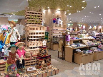 8階子供服の編集売り場「キッズマーケット」
