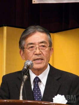 祝賀会の冒頭、挨拶する 清水盛明代表取締役社長