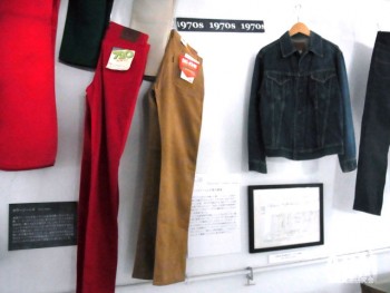 「国産ジーンズ館」。 各時代のジーンズが展示されている