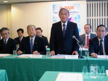 冒頭、挨拶に臨む中村会長 （前列右から2人目）