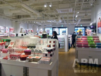 1階フロア。 既存店舗のデザインを踏襲した店内