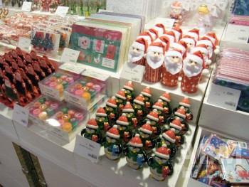 1階フロア。 クリスマスシーズンを意識したアイテムも