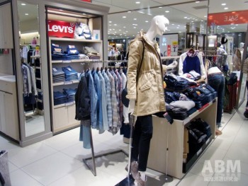 NBのショップも隣接。「リーバイス」ストア