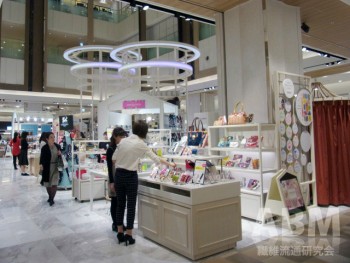 山口社長が「専門店と百貨店が融合した 象徴的なフロア」と語る 2階の「ワールド　ザッカ　マルシェ」