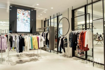 好調に推移する「オープニングセレモニー」 (写真は大阪店)