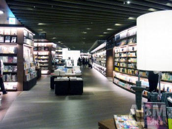 「梅田　蔦屋書店」。 広々とした店内に 整然と並べられた20万冊の蔵書