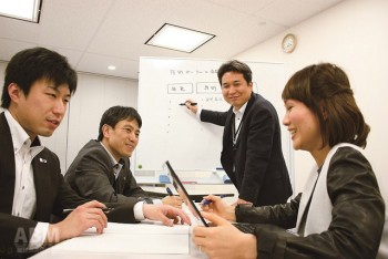 プロジェクトのメンバー。 右から2人目が永井氏