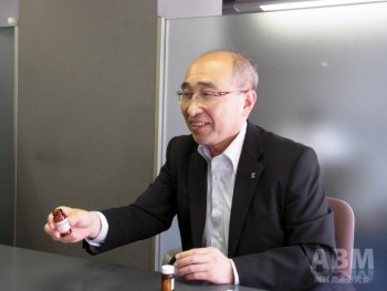 “ミドル脂臭”のサンプルを手に開発の経緯を語る辻本部長