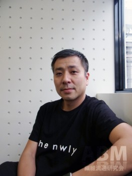「服が主役の店を作りたかった」と語るデザイナーの尾花大輔氏