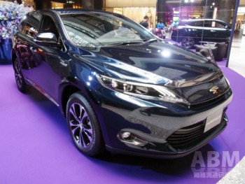 「HARRIER」の協業モデル。 30−40代のこだわり派男性をターゲットにする