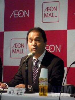 会見に臨むイオンモールの 藤木取締役