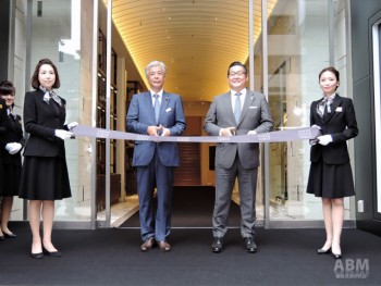 当日は三陽商会の杉浦社長（写真左）と 松竹の迫本社長（写真右）が登壇し、 テープカットが行われた。