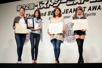 写真左から一般新人部門受賞の 梅井優羽さん、幸川愛さん、山下佳奈さん、 「東京戦姫ジーニスト」作者のあま津うにさん