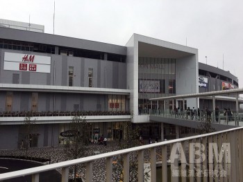 「イオンモール堺鉄砲町」。 最寄駅から歩行者通路で連絡している