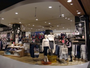 力を入れている「イオンスタイル」。 写真はアパレル売り場