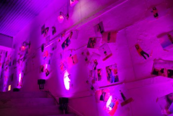 会場へ続く階段もピンク一色。 シーズンカタログの写真などがコラージュされていた。