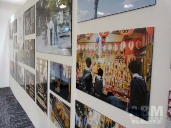 壁面には大阪の街中を撮影した 片岡杏子氏の写真を展示