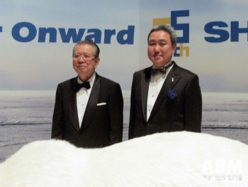 株式会社島精機製作所 代表取締役会長 島 正博氏 代表取締役社長 島 三博氏