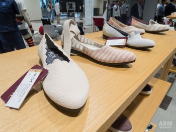 既にシューズメーカーで展開している ニットパンプス。革などの靴とは違い、 無駄な切れ端が出ないのが 大きなポイントになる。
