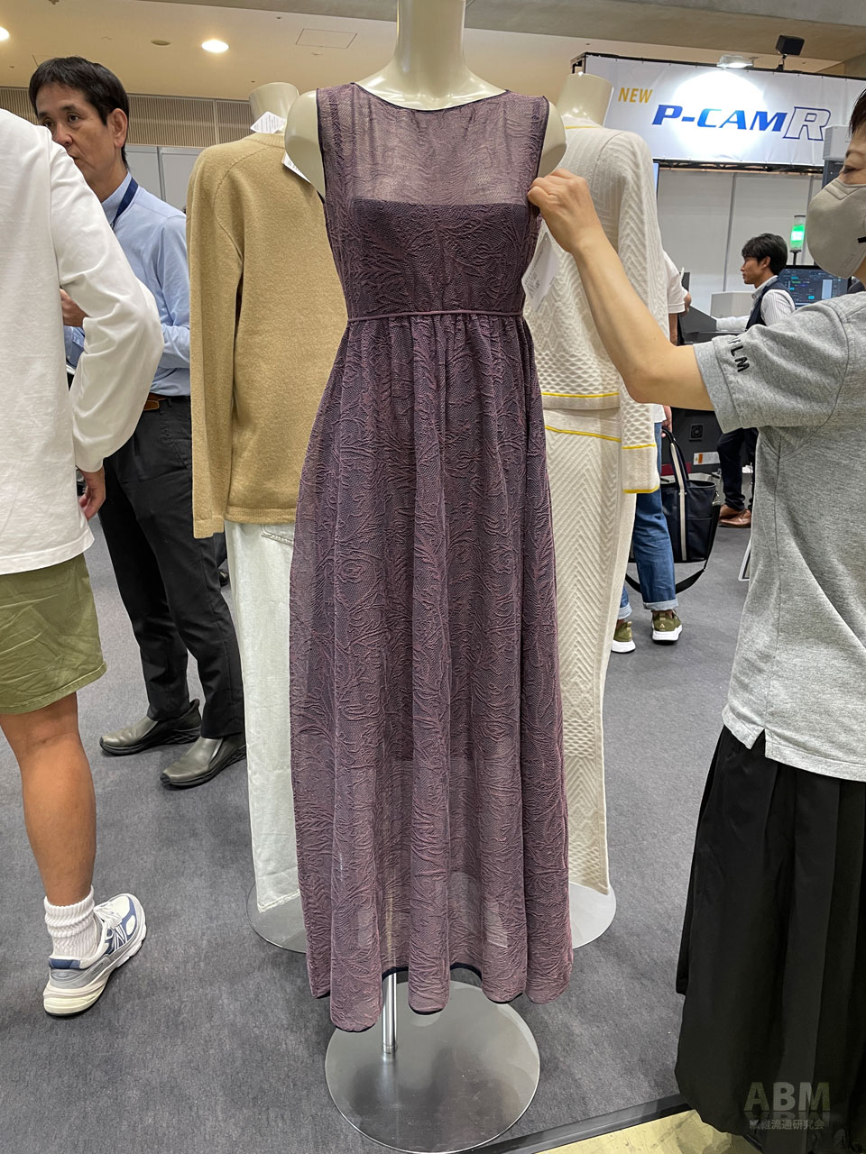 今回、横編機の展示はなかったが、今年6月のイタリア・ミラノで行われた「ITMA2023」で好評だった試作品を披露。 一見すると繊細なレースに見えるニットに現地の人たちも驚いていたという