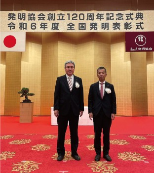 左から 株式会社島精機製作所 代表取締役社長 島 三 博 氏 株式会社島精機製作所 開発本部 統括マスター 寺井 公一 氏