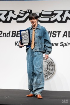 ジーンズを逆さにしたデザインの遊び心のあるジャケットに、 トレンドのバレルシルエットジーンズでコーディネート。 28歳の今しかできない、 子どもっぽさのある楽しいコーディネートにしてみたと解説