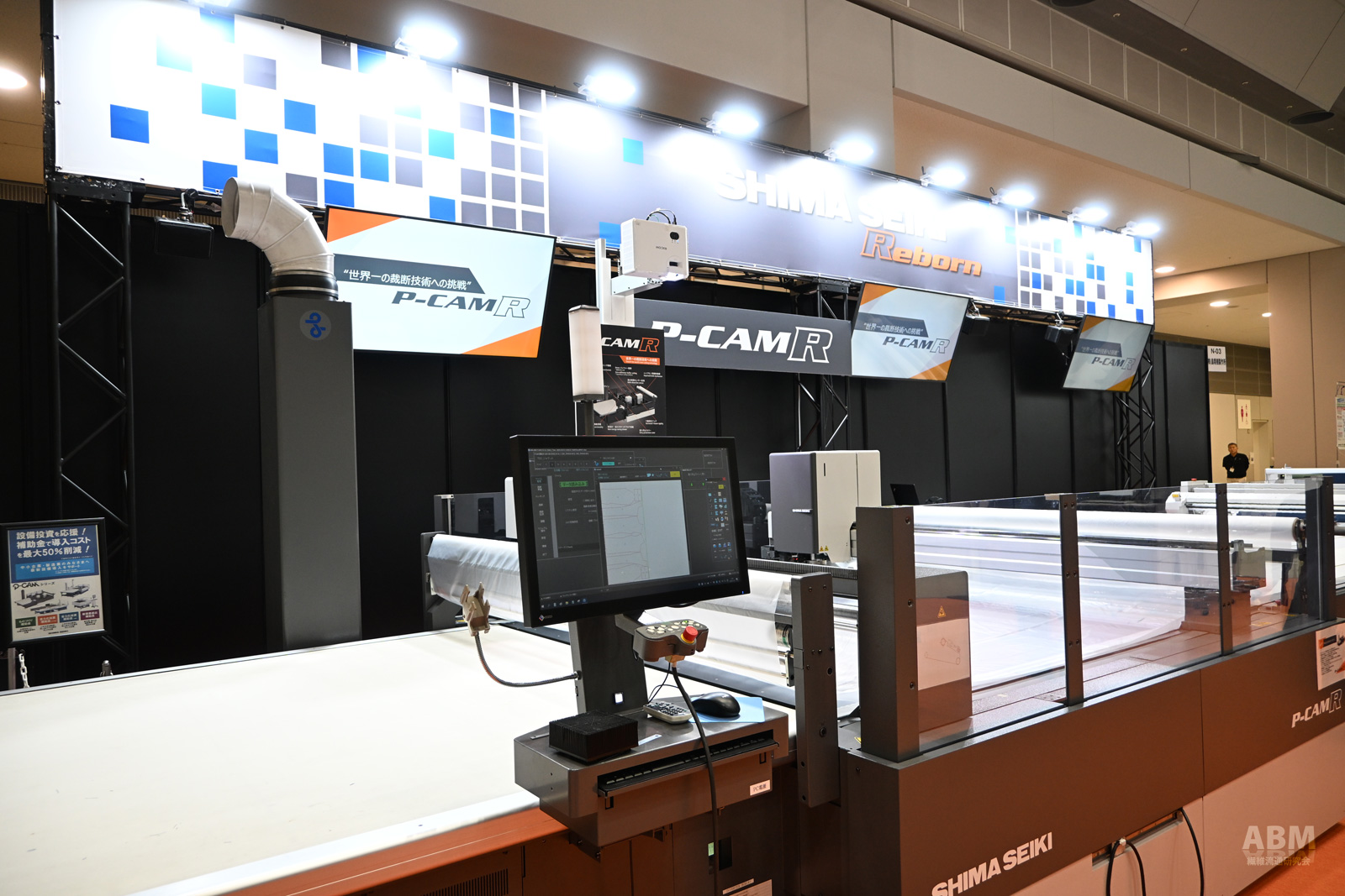 最近の旗艦機器となる自動裁断機「P-CAM®R」 カーシート用の特殊素材・布帛・薄物の3種類の生地でデモンストレーションを実施