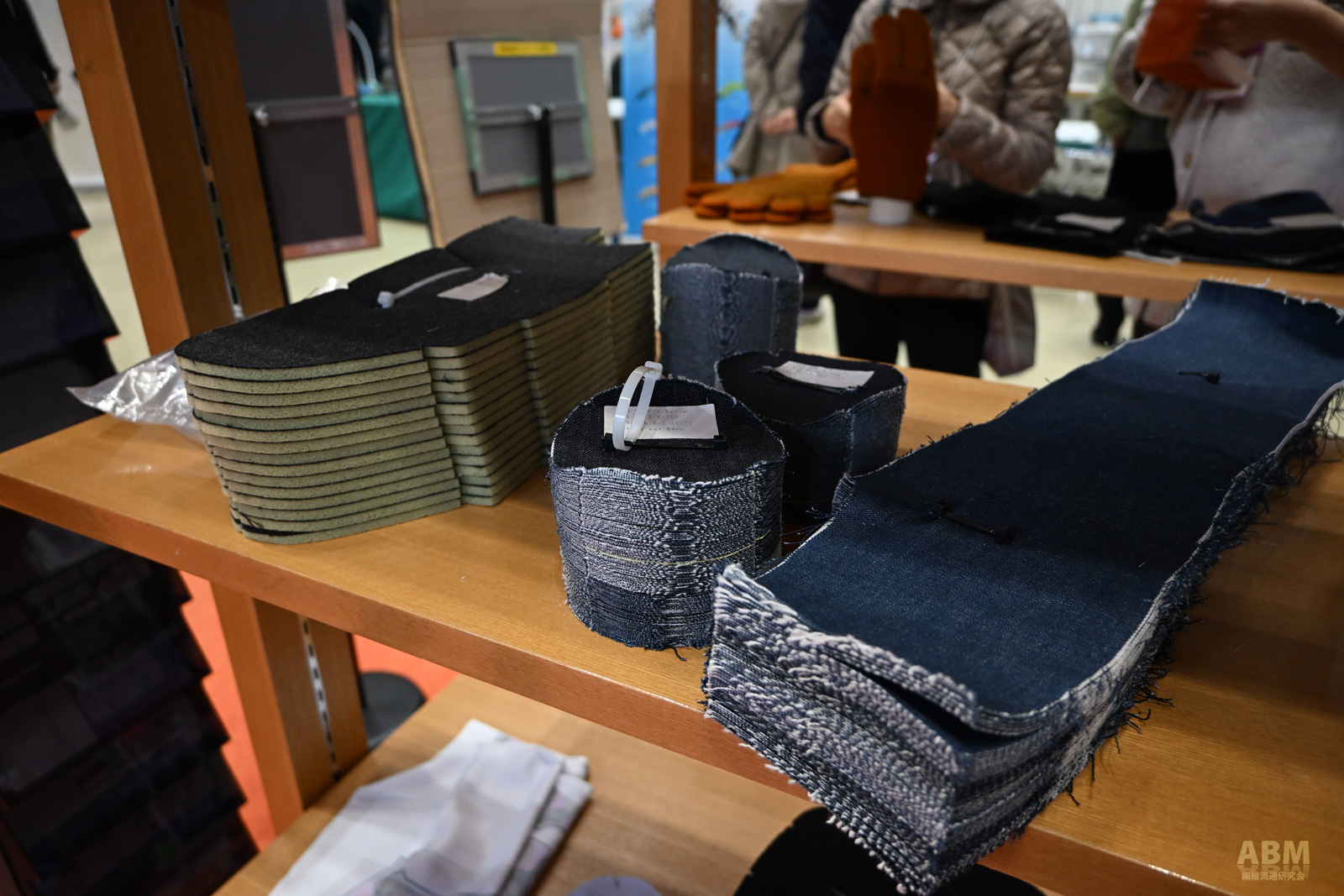 約9cmの厚さに重ねたデニム生地も少ない歪みで裁断が可能に