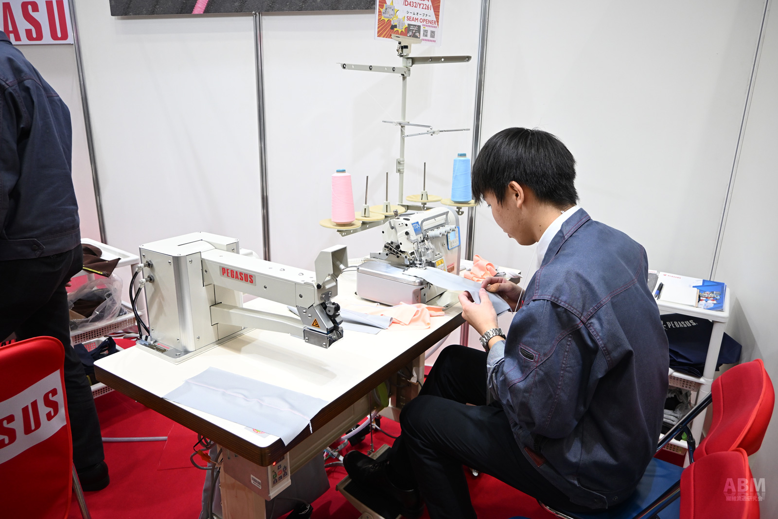 奥がM縫い専用1本針オーバーロックミシン、手前が専用オープナー