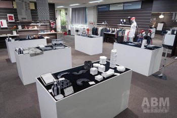 ファッション以外の分野に 採用されたニット製品── 鞄や靴、インテリア製品も展示