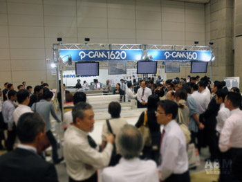 新機種「P-CAM1620」の実演に見入る来場者(東京ファッション産業機器展)