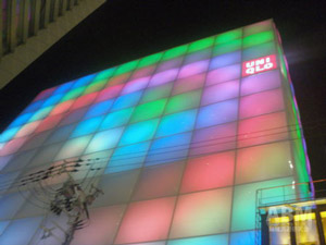 ユニクロ心斎橋店 外壁イルミネーション