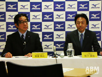 会見に臨む松下真也取締役ゴルフ事業部長（右）