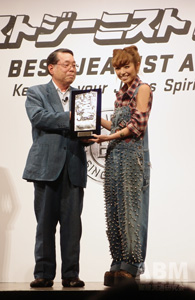 ベストジーニスト2011 決定!! 一般選出部門に、男性は相葉雅紀さん、女性は黒木メイサさんが受賞!!