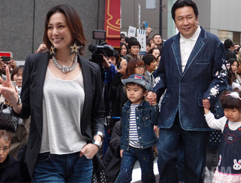 米倉涼子さん（左） 枝野幸男経済産業大臣と東北から招待された子供達（右）