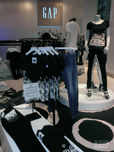 ミラノのセレクトショップ「10 Corso Como(ディエチ・コルソコモ)」とのコラボレーション商品を展開する（1階）