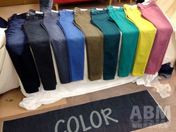 ブルーデニムを鮮やかに染変えたカラーパンツシリーズ