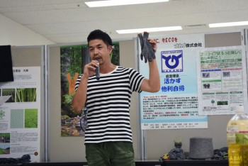 ナカノ株式会社のポスタープレゼンでは 古着から再生した繊維で作った 軍手を紹介。