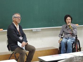 福永事務局長（写真左）と 長屋宏和さん（写真右）は ピロレーシングのファッションショーが マスコミで取り上げられたのをきっかけに出会った。